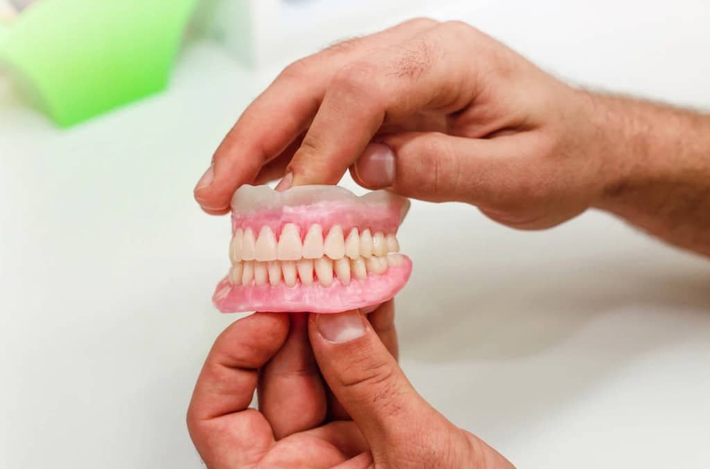 Transforme Seu Sorriso com Prótese Dentária: Qualidade de Vida e Confiança